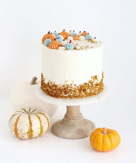 Perfect Pumpkin Layer Cake Recipe - Sugar & Sparrow Pumpkin Layer Cake, Halloween Pumpkin Cake, Fall Cake Recipes, Fall Cake, Thanksgiving Cakes, Pumpkin Cake Recipes, Cream Cheese Buttercream, Smash Cake Boy, Layer Cake Recipes