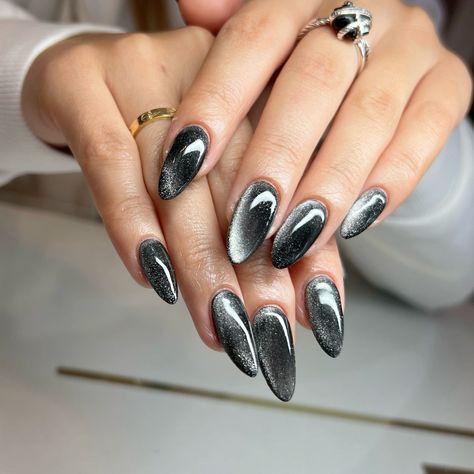 Black Nail Short Simple, Black Nails Cateye, Black Eye Nails, Black Cat Eye Almond Nails, Nails Dark Colors Designs, Kat Eyes Nails, Short Black Cat Eye Nails, Black Cat Eyes Nail, Short Almond Nails Cat Eye