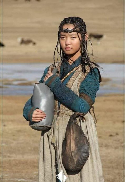 Mongolia Clothing, Mongolian Woman, Mongolian People, Mongolian Clothing, Cultural Clothing, Human Reference, World Cultures, Pose Reference Photo, Drawing Reference Poses