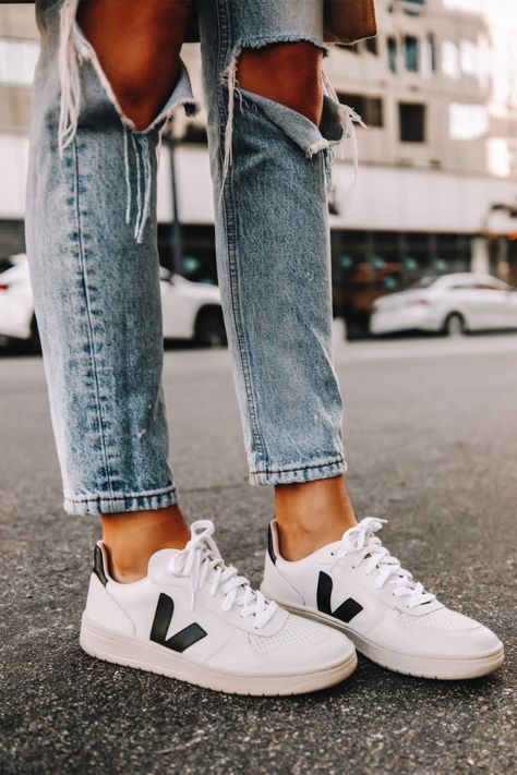 Veja V10, Zapatillas Veja, Black Leather Jacket Outfit, Sneakers Guide, Basket Veja, Sneaker Outfits Women, Outfits Minimalist, Veja Shoes, Perfect Sneakers