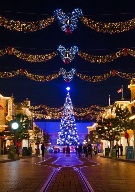 Christmas Disneyland Wallpaper, Christmas Disneyland Aesthetic, Disneyland Paris At Christmas, Disneyland In Christmas, Disney Paris Christmas, Disney Christmas Pictures, Disney During Christmas, Disneyland Christmas Wallpaper, Disneyland Paris Winter