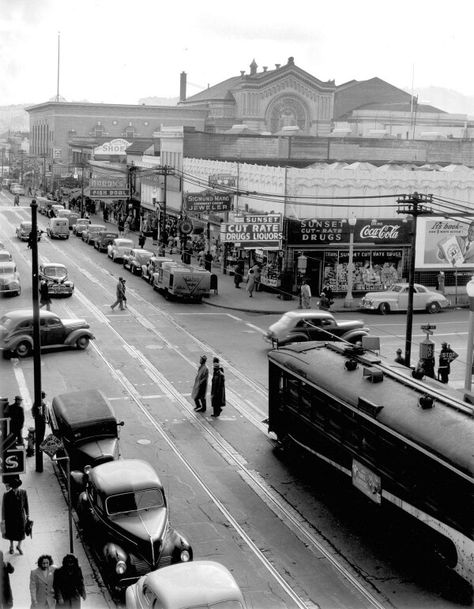 A rare photo of The Black Wall Street -1921. The Greenwood District (of Tulsa, Oklahoma), known as 'the Black Wall Street', was the wealthiest black community in the United States. It was later burned to the ground in a tragic race riot. Tulsa Race Riot, Black Success, San Francisco Neighborhoods, Oklahoma History, Black Wall Street, Black Heritage, Black Life, By Any Means Necessary, Ideas Food