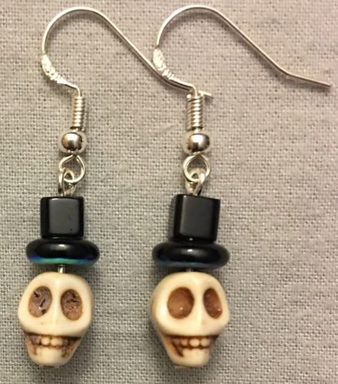 Halloween Earrings Diy, Skull With Top Hat, Halloween Jewlery, Diy Christmas Earrings, Halloween Jewelry Diy, Halloween Beaded Jewelry, Creepy Earrings, Sugar Skull Jewelry, Skeleton Earrings