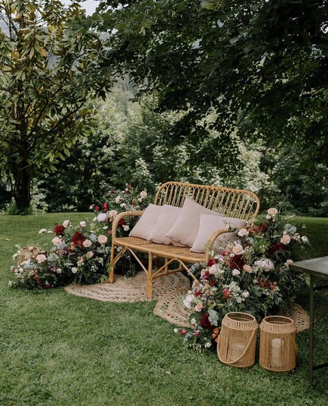 Wedding Backdrop With Couch, Wedding Bench Decoration, Wedding Photobooth Ideas Backdrops, Photo Corner Wedding, Wedding Sitting Area, Simple Photo Backdrop, Photo Lounge, Outdoor Photobooth, Wedding Bench