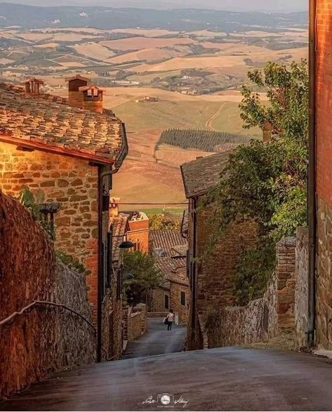 Good morning from Montalcino, Tuscany, Italy. ❤️🇮🇹❤️ Montalcino Italy, Tuscany Italy, Tuscany, Bucket List, Good Morning, Italy