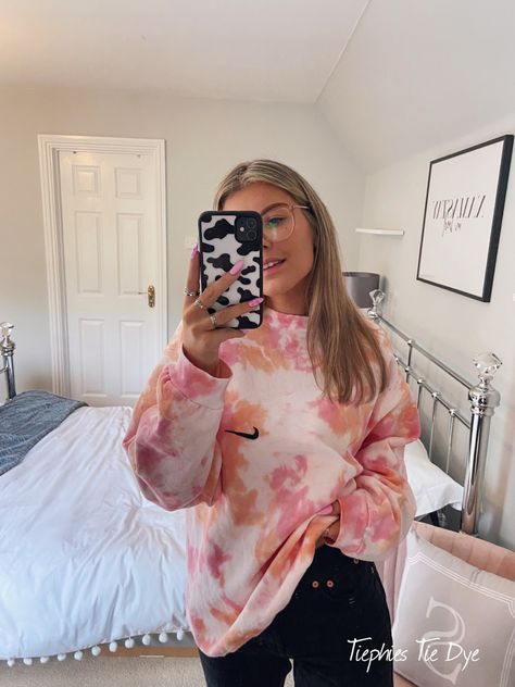 Tie Dye Colour Combinations, Tie Dye Color Combinations, Tie Dye Sweatshirt Outfit, Uk Nike, Comfy Jeans Outfit, Nike Jumper, Outfit Oversize, Lounge Outfit, Comfy Jeans