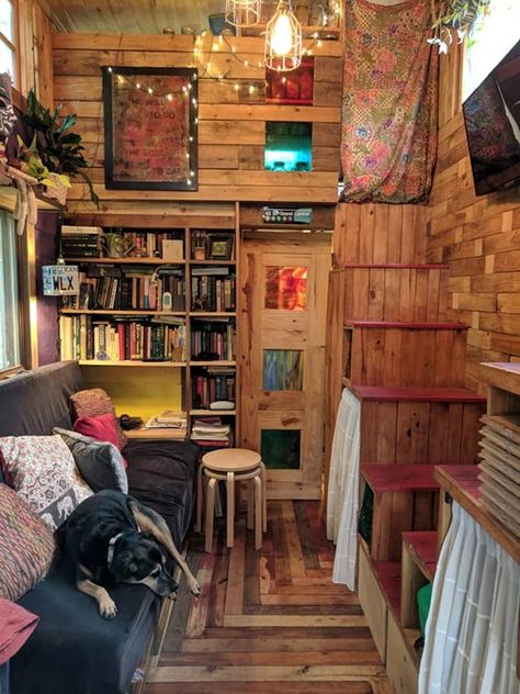 Tiny Home Designs, Design Casa Piccola, Small House Storage, Tiny House Interior Design, House Sale, Tiny House For Sale, Tiny House Inspiration, Casa Container, Tiny Space