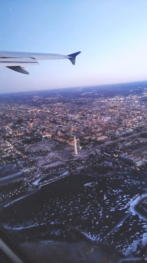 Foto tomada desde el avión sobre el río Hudson y el obelisco de Washington DC Washington Dc Backgrounds, Washington Dc Wallpaper, Washington Dc Aesthetic, Bestie Trip, Dc Aesthetic, Washington Dc Photos, Dream University, Glossier Girl, Dc Photography