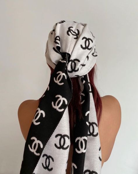 Chanel CC Knit reversible scarf in black and white. #vintagechanel #chanel #luxuryvintage Chanel Scarf Outfit, Scarf Outfit Winter, Scarf Black And White, Chanel Scarf, Chanel Black And White, Scarf Outfit, Reversible Scarf, Bag Aesthetic, Luxury Scarves