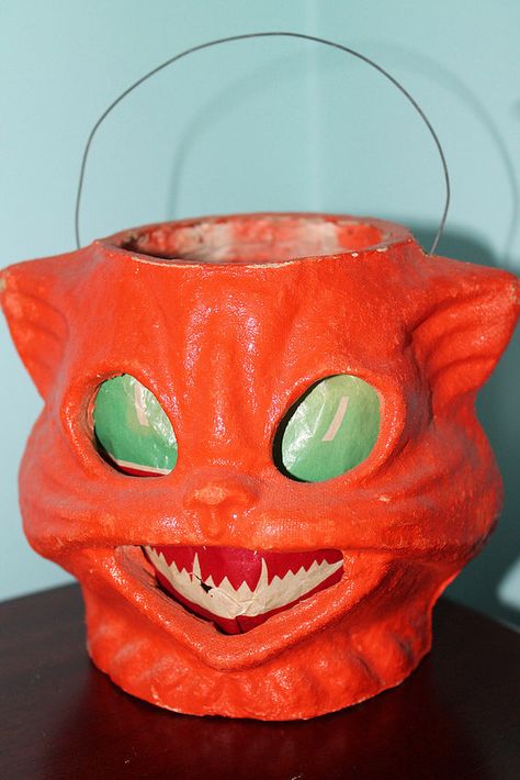 Halloween Antiques, Paper Mache Pumpkins, Halloween Facts, Halloween Lanterns, Paper Candy, Halloween Ii, Vintage Halloween Decorations, Antique Paper, Christmas Past