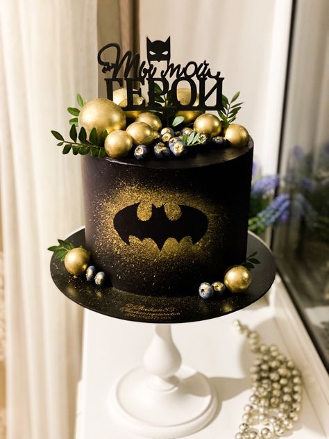 Batman 40th Birthday Cake, Batman Themed Cake, Batman Theme Cake, Batman Cake Design, Batman Cake Ideas, Easy Batman Cake, Dc Cake, Batman Themed Birthday Party, Anniversary Dessert