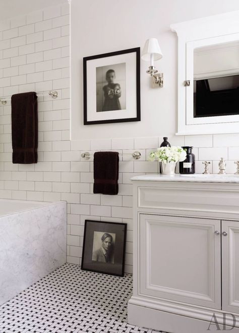 Black White Bathrooms, Bilik Air, Manhattan Apartment, Classic Bathroom, White Subway Tile, White Floors, Bathroom Redo, Bad Design, Bathroom Renos