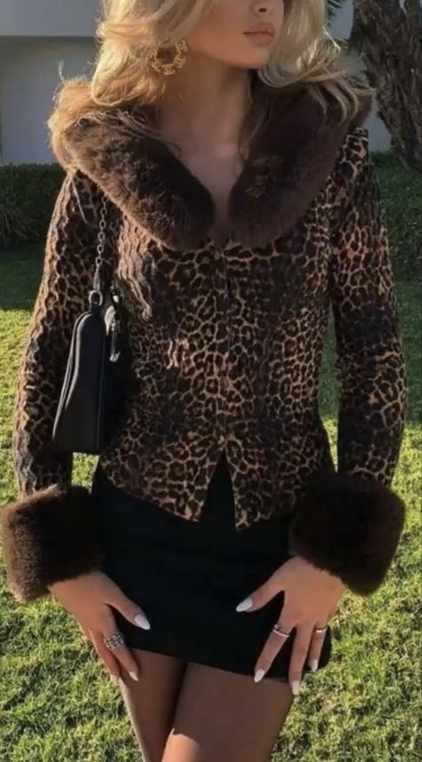 Cheetah Print Outfit, Leopard Print Clothes, Pelo Color Vino, Cheetah Clothes, Cheetah Print Outfits, Cheetah Print Jacket, Mob Wife Aesthetic, Wife Aesthetic, Top Clothing Brands