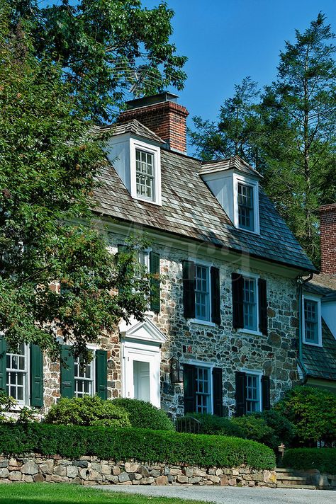 Colonial fieldstone house - I'd love to turn our house into a stone house Traditional Colonial, Casas Coloniales, Architecture Ideas, Stone Houses, Old Stone, Colonial House, Stone House, Pretty House, Classic House