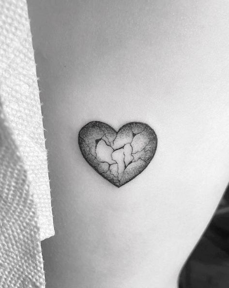 Heart Flash Tattoo, Black Heart Tattoo, Heart Tattoo On Finger, Emo Tattoos, Heart Tattoo Wrist, Tiny Wrist Tattoos, Small Girly Tattoos, Heart Tattoos, Greek Tattoos