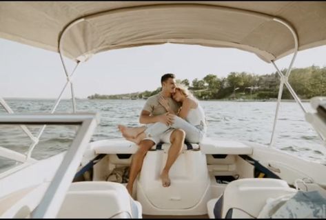 Pontoon Wedding Photos, Pontoon Photoshoot, Engagement Pictures On A Boat, Family Photos On Boat, Family Boat Pictures, Engagement Photos Boat, Sailboat Photoshoot, Boat Elopement, Boat Family