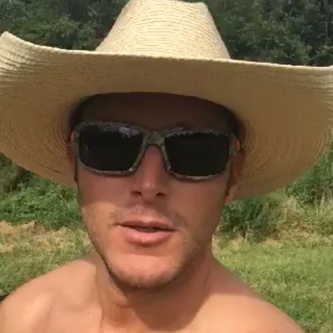 Getting ready for hunting season. Check out more videos on my Snapchat @EastonSnaps Easton Corbin, Country Music Stars, Hunting Season, Country Boys, Summer Boy, Music Star, Getting Ready, Country Music, Snapchat