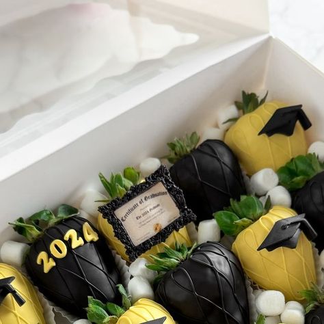 @ediblebykatia on Instagram: "Grad season is here 🎓 Now booking grad themed sets online or through DMs.   Local pickup in Monterey Park, 91755📍 Check out my highlights for my availability & pricing.   🏷️#ediblebykatia #losangeles #montereypark #dessert #partypackages #gradseason #graduation #classof2024 #graduationgift #graduationtreats #gradstrawberries #csula #gradparty" Grad Chocolate Strawberries, Graduation Strawberries, Grad Treats, Treat Business, Graduation Treats, College Grad Party, Monterey Park, Treat Ideas, Now Booking