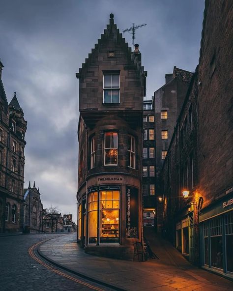 Edinburgh Winter, Europe Buildings, Scotland Aesthetic, Edinburgh Christmas, British Aesthetic, Pictures Of Beautiful Places, Dark Academia Wallpaper, Edinburgh Travel, Travel House