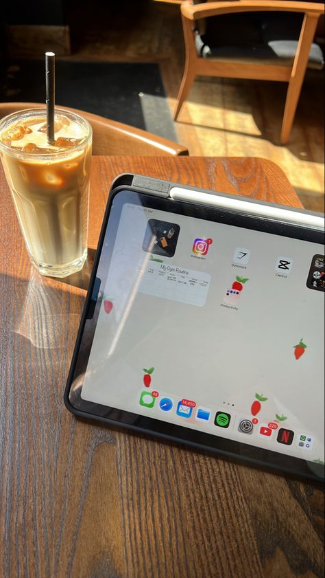 Ipad And Coffee Aesthetic, Coffee Ipad Aesthetic, Study Cafe, Work Cafe, Coffee Meeting, Business Woman Successful, Coffee Shop Aesthetic, Ipad Drawings, Book Cafe