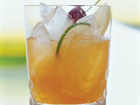 Philadelphia Fish House Punch Fish House Punch, Cocktail Guide, Spooky Cocktails, Halloween Punch Recipes, Cocktails Food, Punch Cocktails, Orange Cocktail, Halloween Punch, Citrus Cocktails