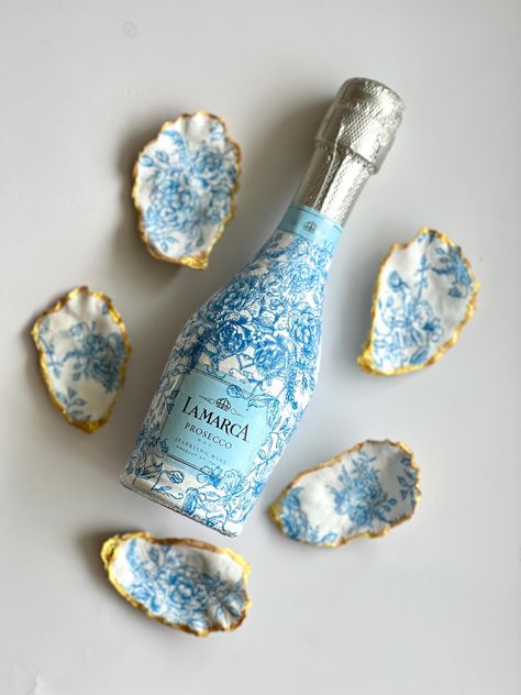 Painted Mini Champagne Bottle, Sea Glass Blue Wedding, Decorated Prosecco Bottle, Bridesmaids Bachelorette Gifts, Painted Prosecco Bottle, Decoupage Champagne Bottles, Pretty Champagne Bottles, Weddings Vibes, Mini Prosecco Bottles