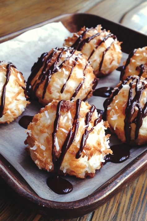 Coconut Macaroons: A Simple and Sweet Delight - Recipes Time Maccarone Recipes Coconut, Coconut Almond Cookies Recipes, Homemade Coconut Macaroons, Macaroon Coconut Recipe, Coconut Macrons Recipes, Savory Coconut Recipes, Macaroons Recipe Coconut, Asian Camping Food, Macroom Cookies