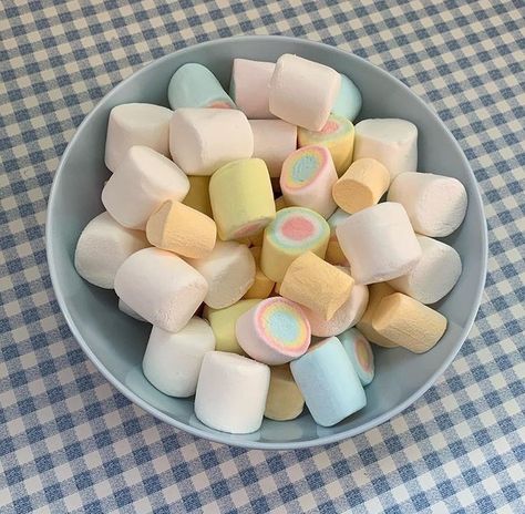 Marshmallow Sweets, Pastel Desserts, Eating Food Funny, Kawaii Food, Food Obsession, Cafe Food, Pretty Food, Food Cravings, Marshmallows