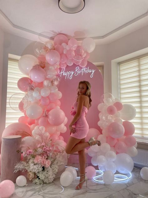 Pretty Pink Party, Pink Birthday Party Sweet 16, Pink Sweet 16 Birthday Party, Pastel Pink Birthday Decorations, Sweet Sixteen Balloons Decorations, Pink And Silver Birthday Party Ideas, Pretty Birthday Decor, Pink Themed Party Outfit, White And Pink Birthday Party Decoration