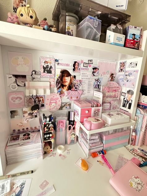 Kpop Table, Kpop Room, Diy Desk Decor, Desk Layout, Bedroom Decor For Teen Girls, Desk Inspo, Office Room Decor, Pinterest Room Decor, Study Room Decor