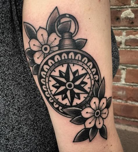 American traditional compass rose Traditional Compass Tattoo Black, Traditional Compass Rose Tattoo, American Traditional Clock Tattoo, American Traditional Compass Tattoo, Tradition Tattoo Sleeve, Old School Compass Tattoo, Compass Tattoo Traditional, Rose Compass Tattoo, Tattoo Compass Rose