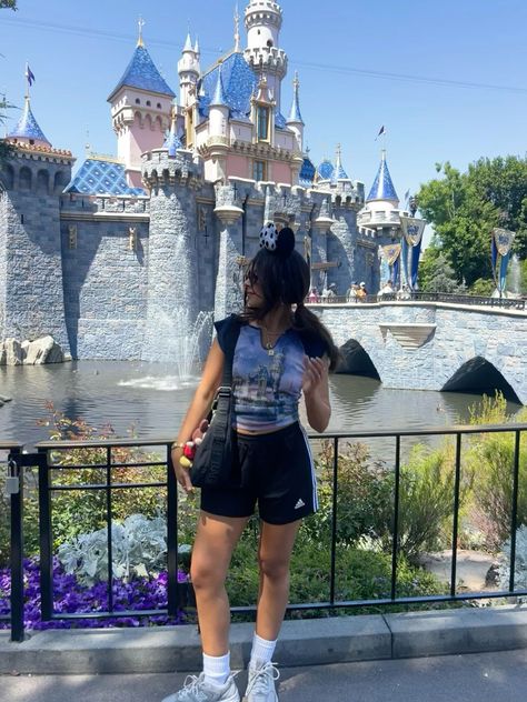 Disney Fits Aesthetic, Photo Spot Ideas, Addidas Shorts, Outfits For Disney World, Casual Disney Outfits, Outfit Ideas Disney, Outfits For Disney, Cool Girl Outfit, Disney Outfit Inspo