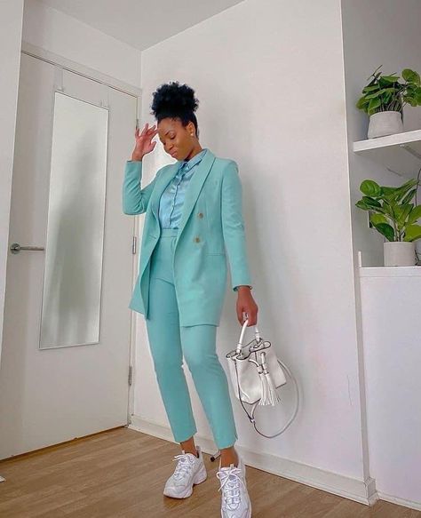 Blazer And Sneakers Outfit Plus Size, Women Suits With Sneakers, Blazer Dress With Sneakers, Graduation Outfits For Women, 9to5chic Outfits, Suits And Sneakers, Sassy Outfit, Stylish Work Attire, Smart Outfit