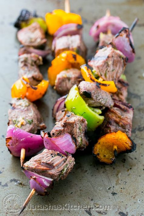 Tender Beef Kebabs (Shashlik) Recipe - NatashasKitchen.com Kebab Marinade, Shashlik Recipe, Spicy Guacamole Recipe, Kebab Recipes Beef, Beef Kebab, Shishkabobs Recipe, Beef Kabob Recipes, Veggie Kabobs, Beef Kebabs