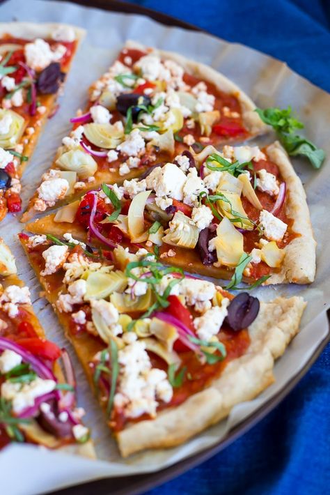 This Vegan Greek Pizza is so full of delicious and fresh flavor that you won't even miss the dairy! Vegan tofu feta adds tons of creaminess and tang! Perfect for your next pizza night! Pizza Toppings Ideas, Dairy Free Pizza Toppings, Dairy Free Pizza Recipe, Pizza Gluten Free, Tofu Feta, Greek Pizza, Dairy Free Pizza, Vegan Pizza Recipe, Homemade Pizzas