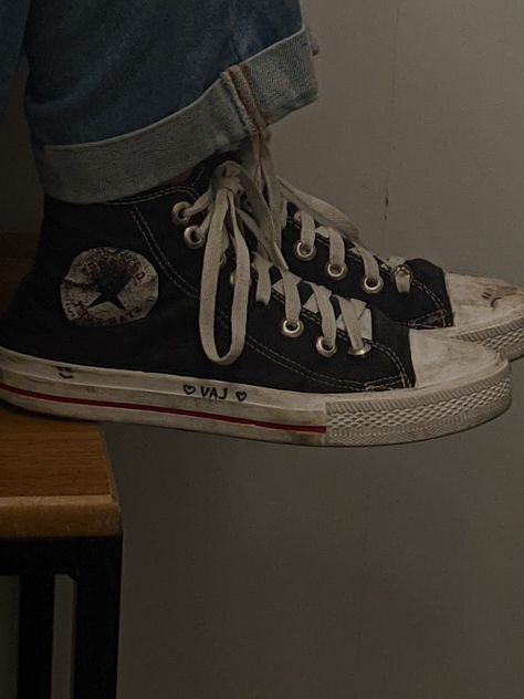 wallpaper all star aesthetic dark Worn Sneakers Aesthetic, Worn Shoes Aesthetic, Worn Out Shoes Aesthetic, Worn Converse Aesthetic, Converse Dark Aesthetic, Dirty Converse Aesthetic, Converse Aesthetic Wallpaper, Finn Core, All Star Aesthetic