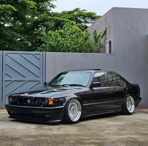 Bmw 535i M Sport, Bmw E34 M5, Modified Bmw, Alpina Bmw, Old Bmw, Bmw E32, Car Liveries, Stanced Cars, Dream Cars Bmw