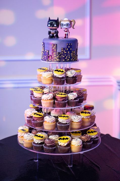 Batman Wedding Theme, Cake Dessert Ideas, Bachlorette Cakes, Superhero Wedding Theme, Minimalist Wedding Cake, Halloween Wedding Ideas, Wonder Woman Cake, Marvel Wedding, Batman Wedding