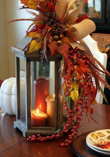 Fall themed centerpiece with candles and leaves | DIY Fall Candle Decoration Ideas - Farmfoodfamily.com Decor With Lanterns, Fall Lantern Decor, Fall Centerpieces Diy, Fall Candle Decor, Moldes Halloween, Fall Lanterns, Fall Lantern, Lantern Ideas, Lantern Centerpieces