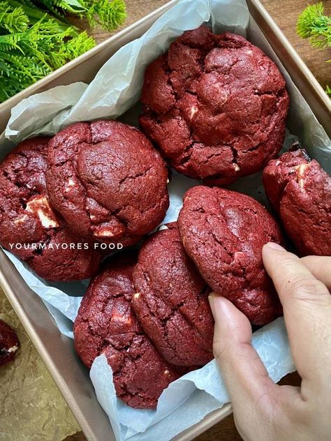 Red Velvet New York Cookies, Red Velvet Cookies Aesthetic, New York Style Cookies, Galletas Red Velvet, Velvet Cookies Recipe, Red Velvet Cookies Recipe, Red Velvet Oreo Cookies, Cookies Nyc, Nyc Cookies