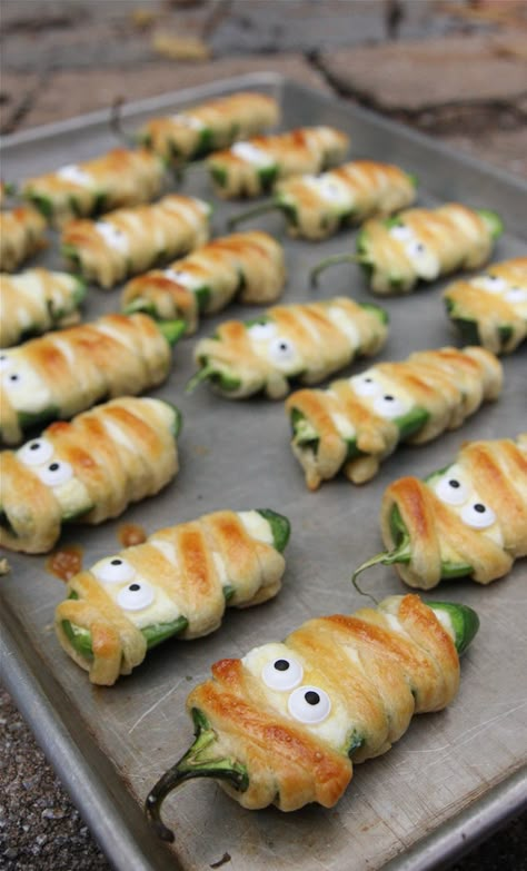 Cute and silly halloween treats are perfect for halloween lunch recipes, halloween dinner recipes, halloween dessert recipes, halloween party treats and school halloween parties. You'll find severed finger hot dogs, ghost strawberries, monster cookies, mummy pizza bites, monster cupcakes, silly apple treats, mummy pumpkin truffles, tombstone brownies and more! Easy Halloween Food Appetizers, Fun Halloween Appetizers, Fun Halloween Party Food, Halloween Apps, Halloween Appetizers Easy, Creepy Halloween Food, Diy Halloween Treats, Dessert Halloween, Halloween Party Appetizers