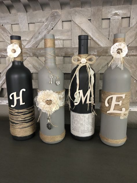 Bottle Centerpiece Ideas, Bottles Decoration Ideas, Gold Painted Wine Bottles, Spray Painted Wine Bottles Wedding, Decoration Ideas For Wedding, Spray Painted Wine Bottle Centerpieces, Mandala Wine Bottle, Paint Wine Bottles, Wine Bottle Centerpiece