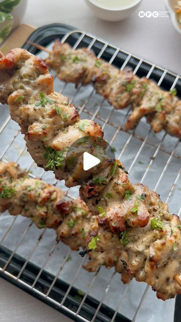 Marium Rizwan on Instagram: "Chicken Malai Tikka Recipe (With and Without Oven)

Do try this delicious, tender and smoky chicken malai tikka! You can easily make it at home-I’ve shared two methods: oven & pan.
Perfect for your next family dinner😋

🌟Ingredients
•850g chicken (thighs, cut into tikka-sized pieces)
•250g thick yogurt
•1/2 cup fresh cream
•Juice of 1 lemon
•2 tbsp ginger-garlic paste
•1 tbsp green chili paste
•1 tsp garam masala powder
•1 tsp black pepper powder
•1 tsp white pepper powder
•1/2 tsp cardamom powder
•1 tbsp dried fenugreek leaves
•1 tsp cumin powder
•Salt to taste
•3 tbsp oil
•Fresh coriander leaves (finely chopped)
•Charcoal for smoke
•Bamboo skewers

First Marination
Combine chicken, lemon juice, ginger-garlic paste, and salt. Refrigerate for 30 minutes.

Seco Malai Boti Recipe Chicken, Chicken Malai Tikka Recipes, Malai Chicken Recipe, Malai Tikka Recipe, Chicken Malai Tikka, Malai Tikka, Chicken Malai, Malai Chicken, Garam Masala Powder