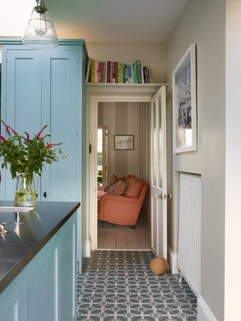 London Townhouse Interior, Sofa Bookshelf, Elegant Townhouse, Townhouse London, Townhouse Kitchen, Architecture London, Townhouse Interior, Orange Sofa, Interior Design London