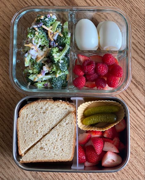 Healthy University Lunches, Lunch Prep Aesthetic, Husbands Packed Lunch, Lunchbox Ideas Highschool, Food That Can Be Eaten Cold, Lunch Box Inspiration, Preppy Lunchboxes For School, School Lunches High School, Pack Lunch Aesthetic