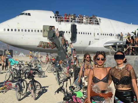 Burning Man 2019 Just Ended And Here Are 30 Photos Proving It's The Craziest Festival In The World Burning Man Style, Burning Man Art, Burning Men, Black Rock Desert, Supernatural Art, Burning Man Fashion, Man Projects, Black Rock City, Burning Man Festival