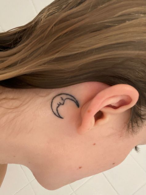 #moontattoo #minimalisttattoos #tinytattoo #tattooideas #moon Moon With Face Tattoo Designs, Behind Ear Tattoo Moon, Moon Ear Tattoo, Moon Tattoo Behind Ear, Moon Face Tattoo, Mom Tattoo, Moon Face, Face Tattoo, Mom Tattoos