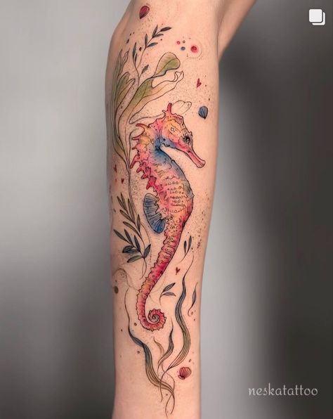 the seahorse is the animal that represents epilepsy 💜 Tattoo Seahorse, Bright Colorful Tattoos, Germany Tattoo, Cool Nature Tattoos, Watercolor Tattoo Ideas, Geometric Line Tattoo, Black Line Tattoo, 50 Tattoo, Seahorse Tattoo