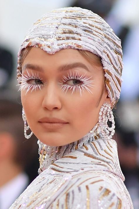 White Lashes Makeup Look, White Lashes Makeup, Space Headpiece, White Queen Makeup, Met Gala Makeup Looks, Met Gala Makeup, Silver Eyeshadow Looks, Spidery Lashes, White Lashes