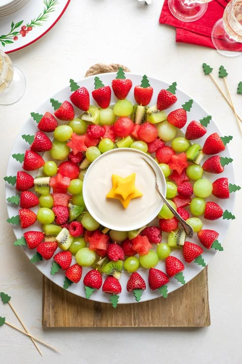 This pretty fruit wreath is perfect as a Christmas party appetizer, or as a fun alternative to fruit salad for a holiday brunch. It's easy to make, and to adapt with different fruits ... and so much more impressive than a plain ol' fruit platter! Fruit Skewers Christmas, Fruit Platter Easy, Christmas Fruit Platter Ideas, Christmas Fruit Kabobs, Hallway Christmas Decorations, Fruit Skewers Ideas, Christmas Kabobs, Christmas Fruit Snacks, Skewered Fruit